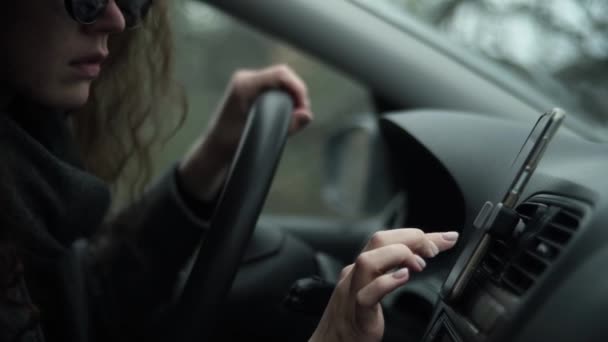 Usar Telemóvel Num Carro Menina Senta Assento Motorista Com Dedo — Vídeo de Stock