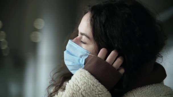 ถอดหน ากากทางการแพทย ออกจากใบหน าของเธอ งถอดหน ากากของเธอและหายใจล มลพ ษทางอากาศหร อการเปล ยนแปลงส — วีดีโอสต็อก
