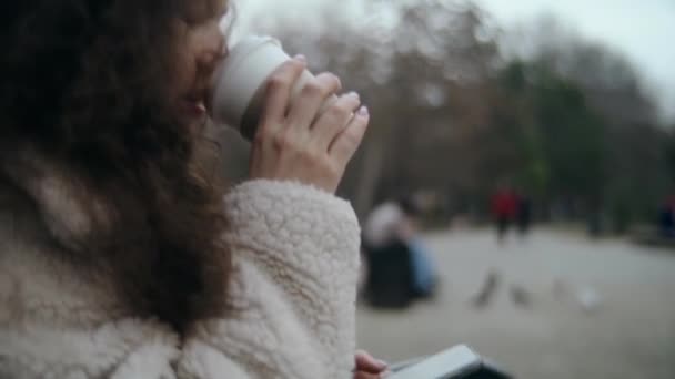 Una Ragazza Siede Parco Con Una Tazza Caffè Usa Getta — Video Stock