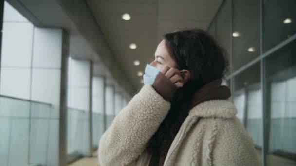 Millennial Meisje Een Warm Gezellig Jasje Doet Een Medisch Masker — Stockvideo