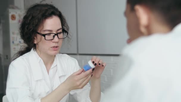 Nieuwe Medicijnen Handen Van Dokter Covid Vaccin Voedingssupplement Wetenschappers Artsen — Stockvideo