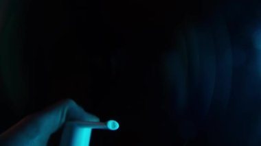 Yavaş çekimde boğaz için bir sprey şişesi kameraya doğru bir tutam damlatır. Antiviral tedavi. Boğaz ağrısı tedavisi. Aerosol ince uyuşturucu damlacıkları püskürtür.