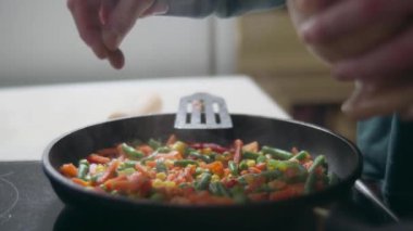 4 bin. Kolay ve hızlı pişirme. Vejetaryen sebze karışımı tavada zeytinyağında kızartılıyor. Paprika biberi havuç mısır fasulyesi. Yemek pişirirken karıştırıcı malzemeler. Yarı bitmiş sebzeler