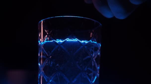 Ciemne Neonowe Światło Dłoń Wrzuca Trzy Kawałki Lodu Szklanki Napoje — Wideo stockowe
