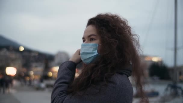 Young Woman Gray Coat Curly Hair City Street Evening Takes — Vídeo de stock