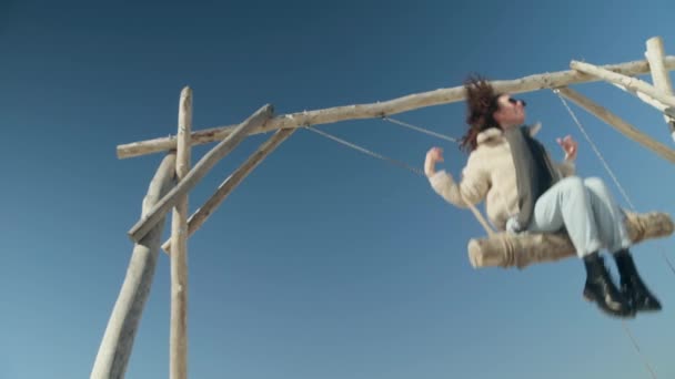 Een Vrolijke Jonge Vrouw Een Licht Jasje Blauwe Jeans Zonnebril — Stockvideo