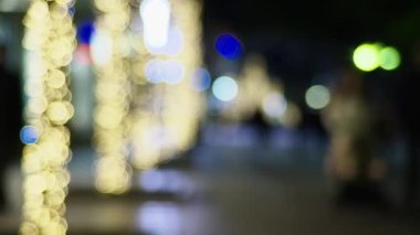 Bokeh ya da bulanık arkaplan. Şehir caddesinde aydınlatma şenliği var. Şehrin akşam caddesi. Metin kaplaması için 