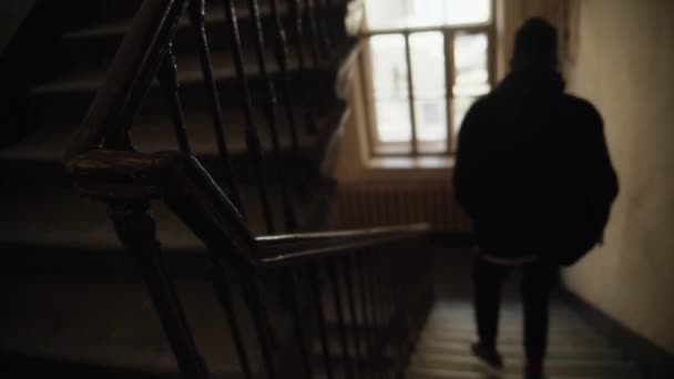 Dark Figure Silhouette Videographer Descends Stairs Entrance Front Door Old — Vídeo de Stock