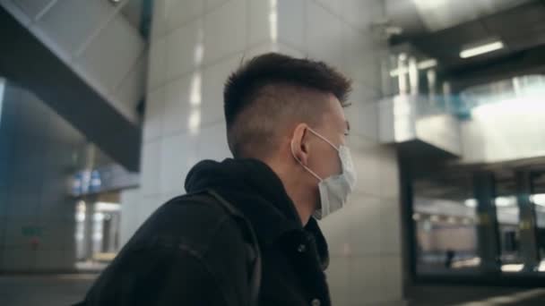 Young Asian Man Short Hair Protective Medical Mask Walks Street — ストック動画