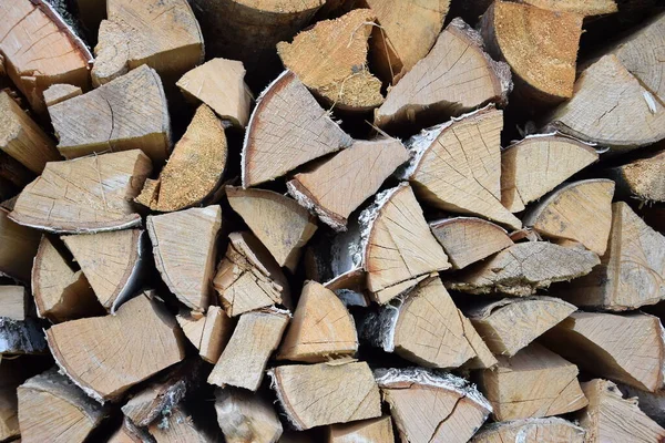 Yakacak odun, huş ağacı, bir odun yığınına istiflenmiş, bir odun yığının parçası, doğal olarak, kış için hasat, ısı, soba, şömine, arka plan,
