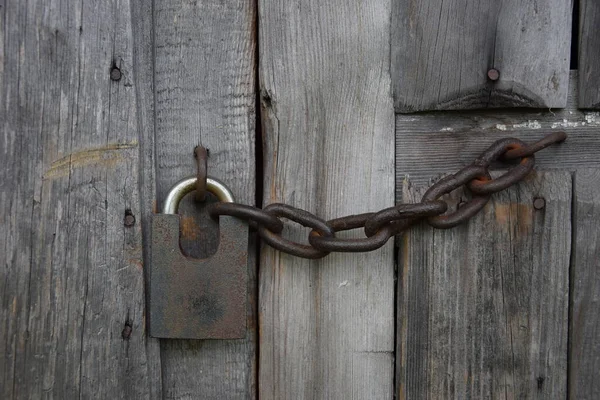 Bloquear Una Vieja Puerta Madera Cadena Óxido Primer Plano — Foto de Stock