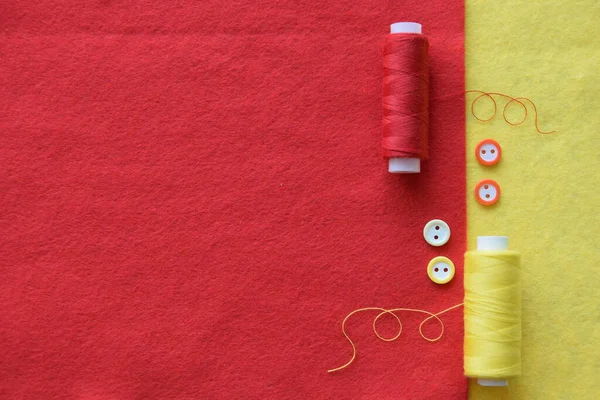 İplikler, düğmeler, parlak renk, kumaş, doku, el yapımı, dikiş işi, arkaplan, sayfa, defter, kapak, parlak kırmızı-sarı arkaplan