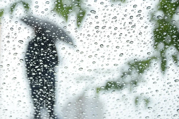 Silhuett Man Med Ett Paraply Genom Glaset Regndroppar Regn Höst — Stockfoto