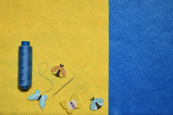 arkaplan, kumaş, aksesuarlar, iplik ve iğneler, iğne işleri, metin, düğmeler, doku, tasarım, parlak renkler, mavi, sarı