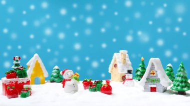 Yılbaşı süslemelerine kar yağan şehirde bir kardan adam