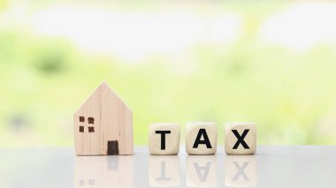 Yatırım amaçlı emlak kavramı için minyatür ev ve vergi tahtadan küp