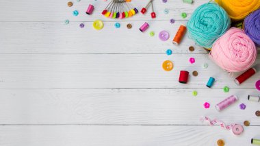 Dikiş arka planı. Eski ahşap arka planda işlemler için aksesuarlar.