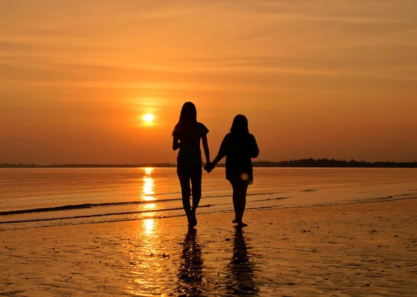 Menina andando na praia — Fotografia de Stock