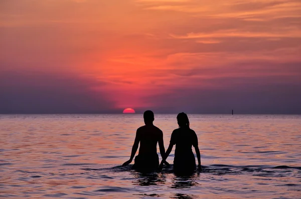 Doce casal na praia — Fotografia de Stock