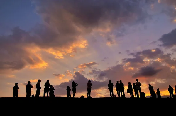 Pessoas que anseiam pelo nascer do sol — Fotografia de Stock