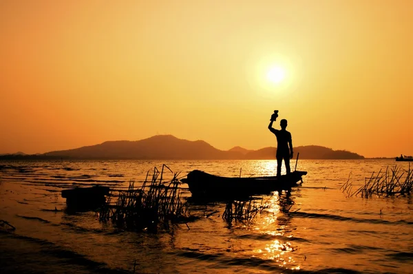 Homem de pé no barco pescador — Fotografia de Stock