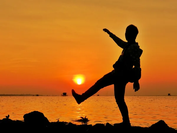 Homem com o sol está se pondo — Fotografia de Stock