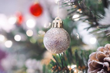 Gümüş noel balosunun yakın plan resmi.