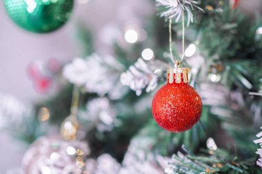 Kırmızı noel balosunun yakın plan resmi.