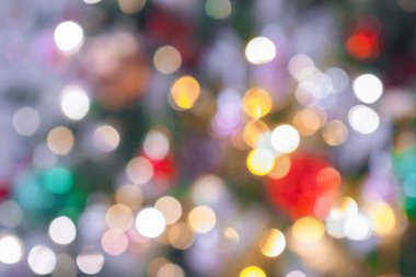Güzel bulanık noel ağacı ışıkları Noel 'in şenlikli arka plan tatili için yanıp sönüyor.