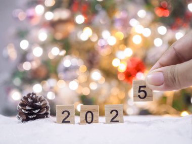 2025 numaraya ve Noel arkaplanlı Noel süslemelerine yakın durun. Mutlu Noeller 2025