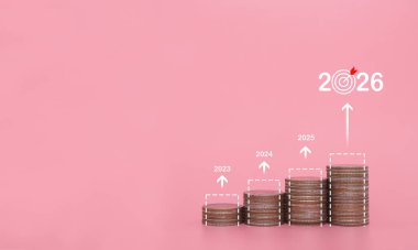 Yükselen oklu bozuk para yığını. İş büyümesi, Finansal yatırım, piyasa hisseleri, kar iadesi, 2026 yılında bölünmüş ve iş fonu kavramı