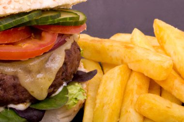 çizburger ve patates kızartması
