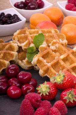 Belçika waffle, yaz meyve ve Drizzled akçaağaç şurubu