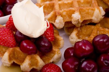 Belçika waffle, yaz meyve ve Drizzled akçaağaç şurubu