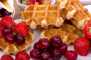 Belçika waffle, yaz meyve ve Drizzled akçaağaç şurubu