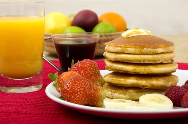 Panqueques, jarabe de arce y desayuno de frutas — Foto de Stock