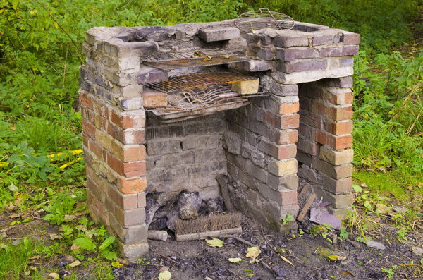 Заброшенное барбекю
