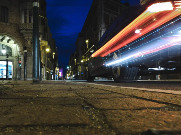 Turijn stad straat in de nacht met licht verkeer — Stockfoto