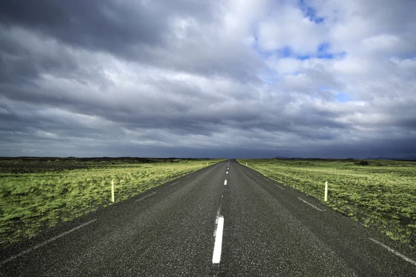 Long icelandic road — Stock Photo, Image