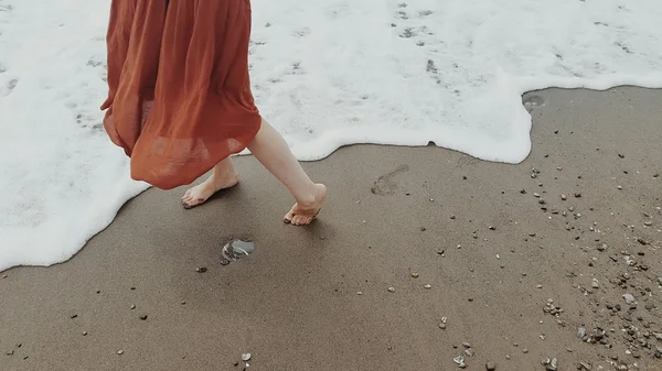 Woman in barefoot walking on the beach — Stock Photo, Image