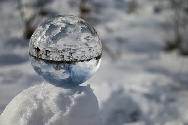 Kristallen bol in de sneeuw — Stockfoto