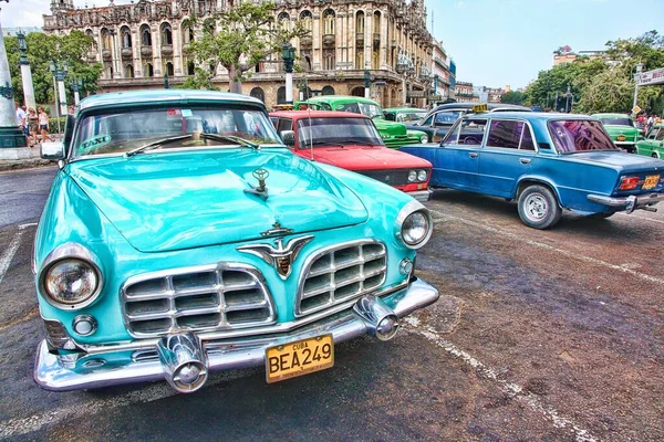 Küba 'daki Havana şehrinde eski bir araba.
