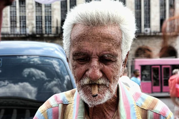 Havana Küba 2013. Kübalı bir adam puro içiyor..