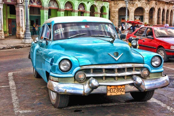 Küba 'daki Havana şehrinde eski bir araba..