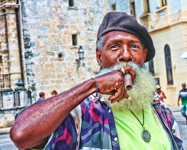 Havana Küba 2013. Kübalı bir adam puro içiyor..