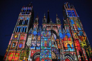 Rouen France July Rouen Fransa Temmuz 2014, Rouen Katedrali 'nin ön cephesinde bir projeksiyonla lazer gösterisi