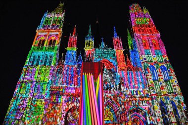 Rouen France July Rouen Fransa Temmuz 2014, Rouen Katedrali 'nin ön cephesinde bir projeksiyonla lazer gösterisi