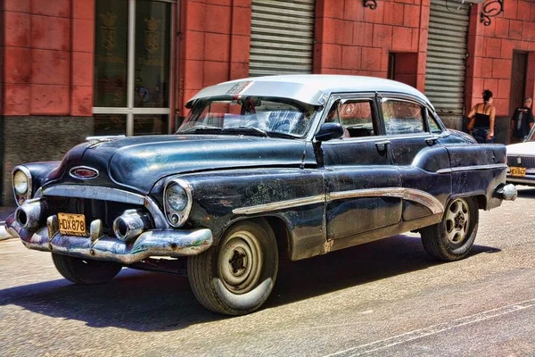 Küba 'daki Havana şehrinde eski bir araba.