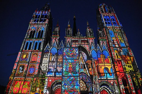 Rouen France July Rouen Fransa Temmuz 2014, Rouen Katedrali 'nin ön cephesinde bir projeksiyonla lazer gösterisi