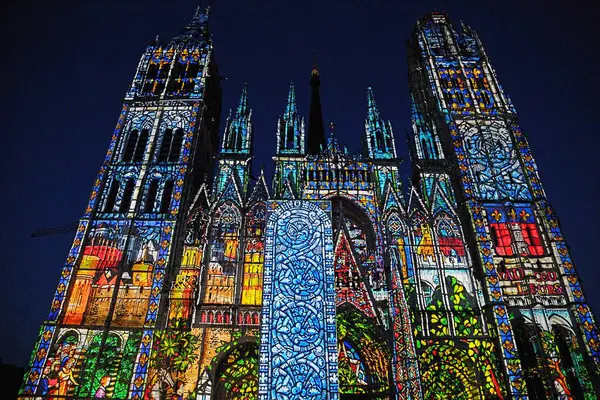 Rouen France July Rouen Fransa Temmuz 2014, Rouen Katedrali 'nin ön cephesinde bir projeksiyonla lazer gösterisi